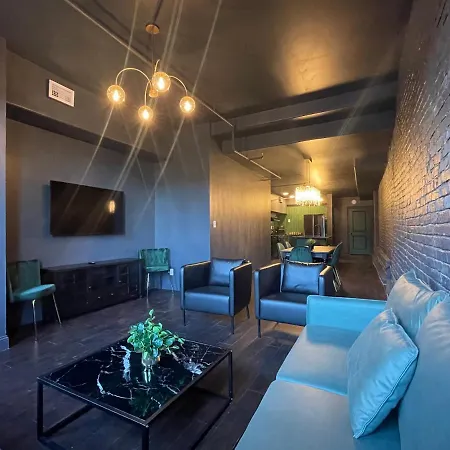 Luxury City Escape & Peaceful Retreat By Hollyhock